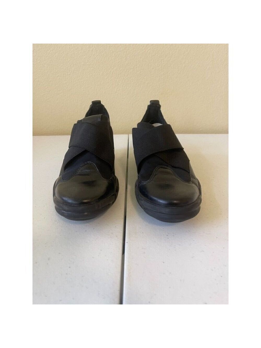 BCBG Maxazria Sneaker Black Women's sz 6.5